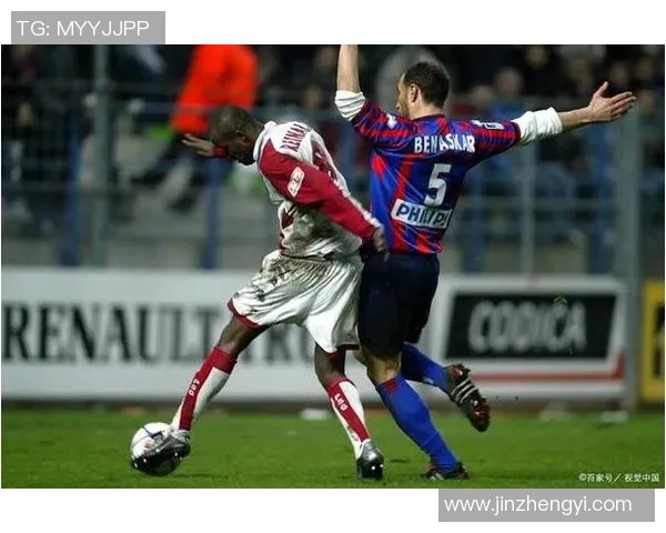 拜仁与佛罗伦萨比赛中的争议判罚引发广泛讨论与热议