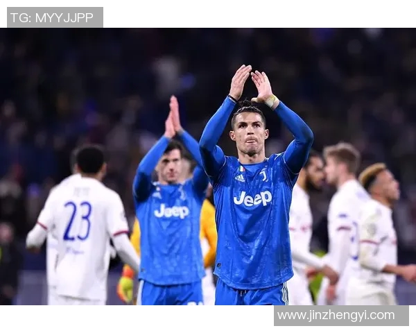 欧冠赛场惊现奇葩一幕球迷冲入场内抢夺C罗球衣引发热议